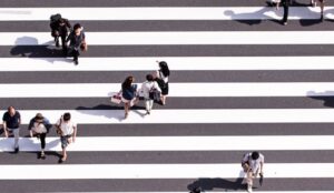 Menschen auf Zebrastreifen